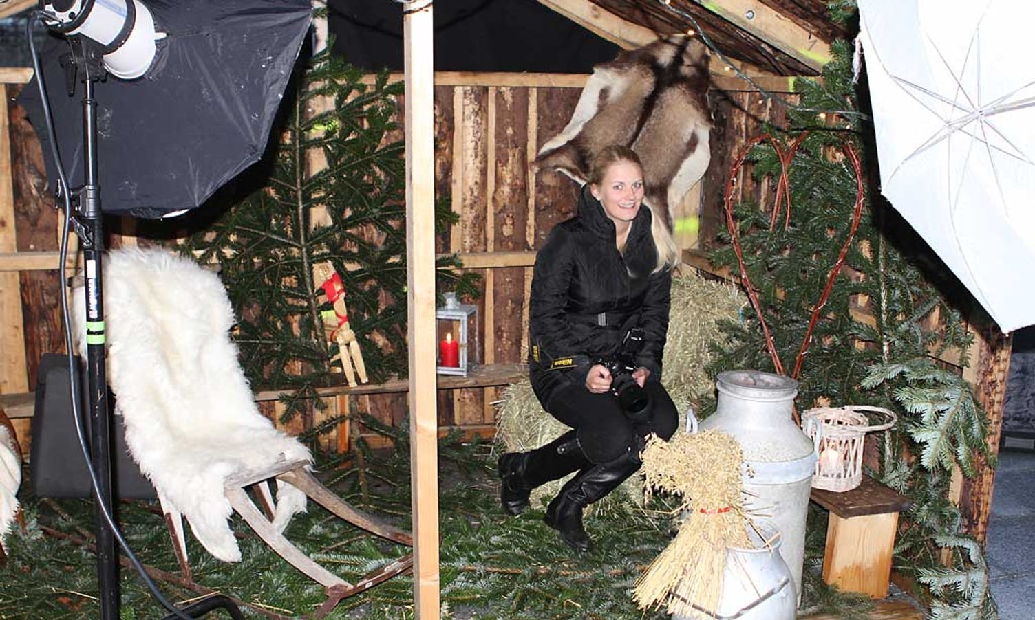 Julekort? Silje Lepsøy har rigga opp studio med julestemning. (Foto: KVB)