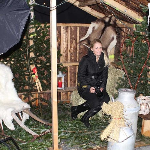 Julekort? Silje Lepsøy har rigga opp studio med julestemning. (Foto: KVB)