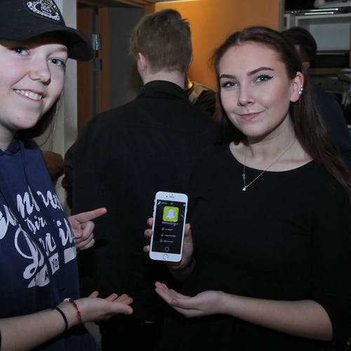 UKM på SNapchat: May-Helen Haukefer og Andrea Søfteland deltar som arrangørar. (Foto: KVB)