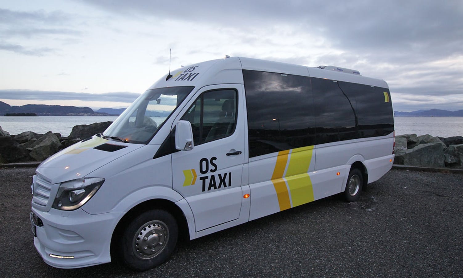 Minibussen er Os Taxi sin første og tar 16 passasjerar. (Foto: KVB)