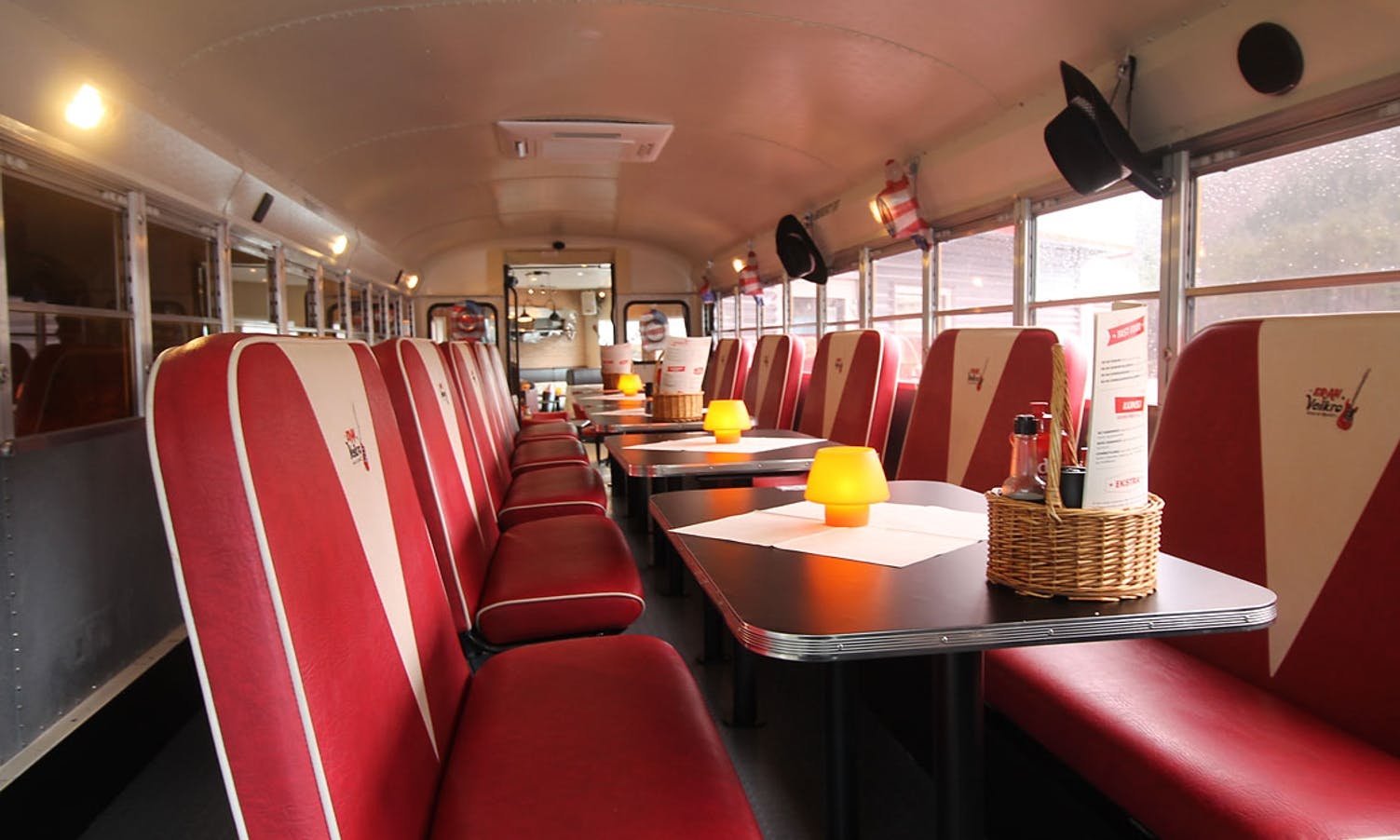 Den innreia bussen har blitt ein populær del av restauranten. (Foto: Christina F. Bruarøy)