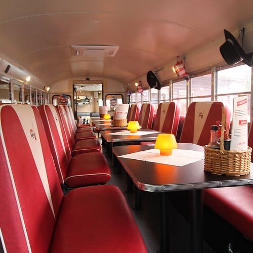Den innreia bussen har blitt ein populær del av restauranten. (Foto: Christina F. Bruarøy)