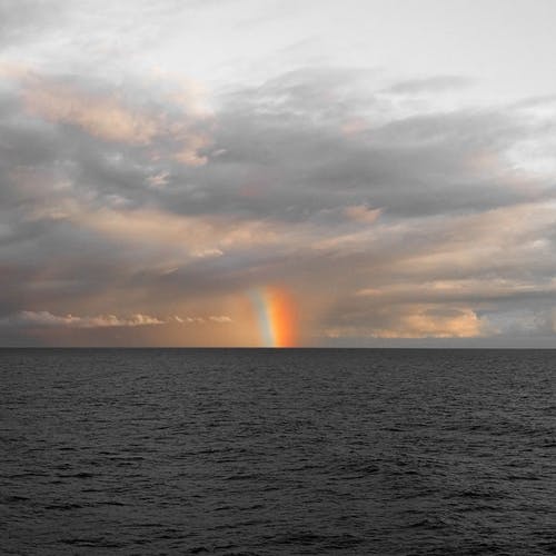 På veg ut, 40 nm frå Tananger, tok han bilde av denne «norske» regnbogen. (Foto: Trond Bruarøy)