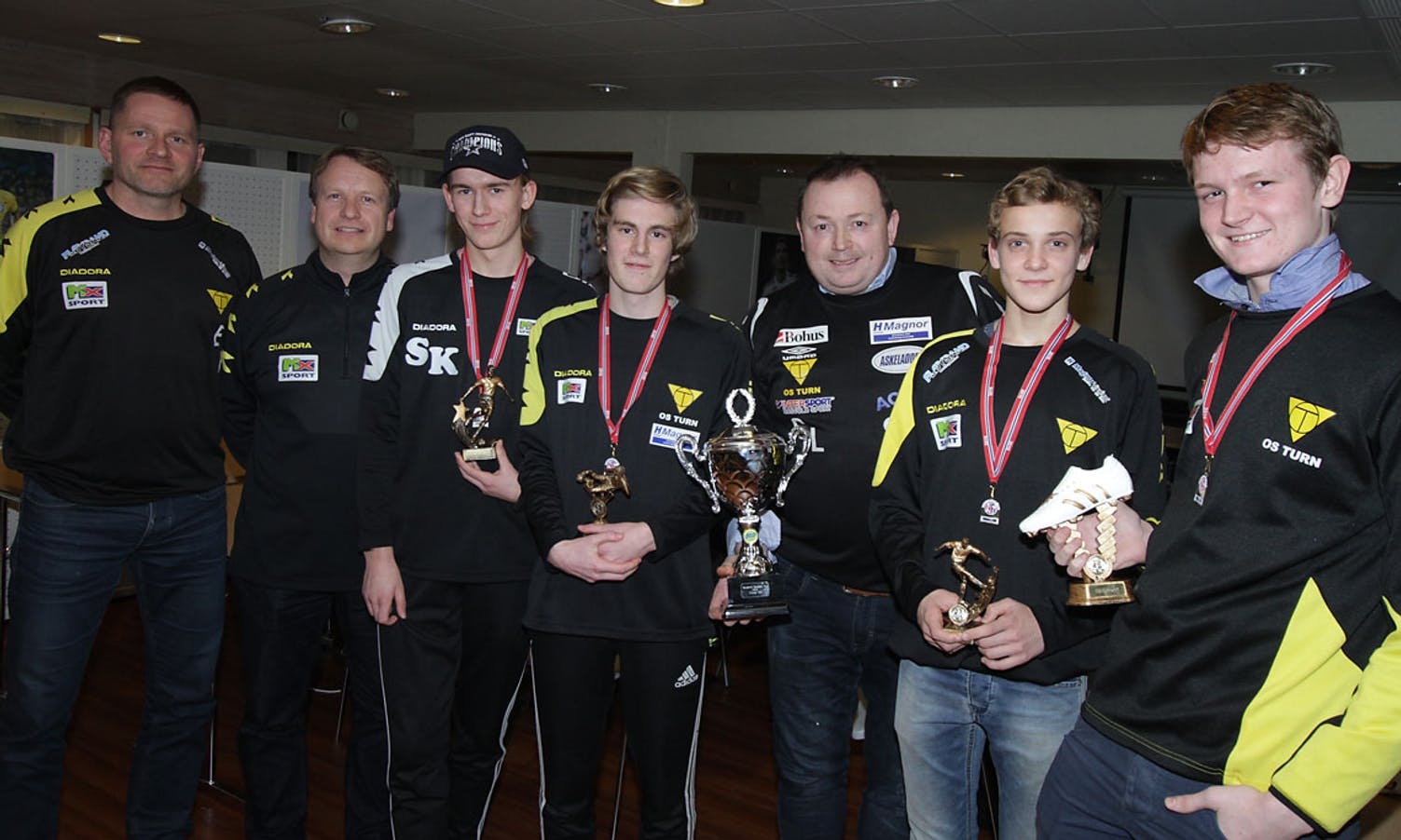 F.v.: Steffen, Marcus, Tobias og Marius fekk pris. (Foto: KVB)