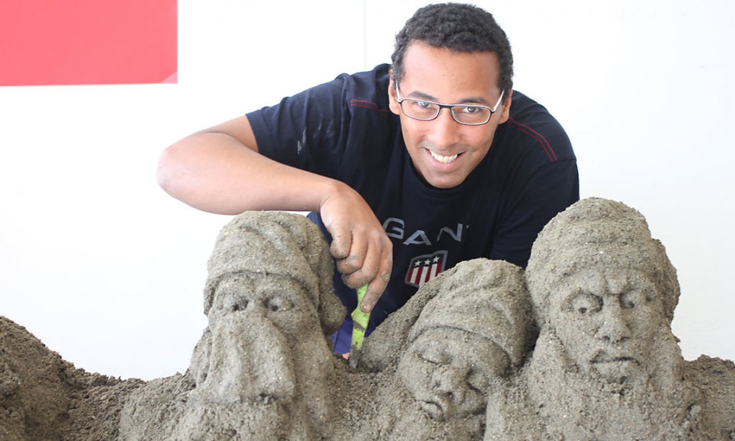 Bygger kunst av sand