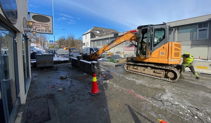 Entreprenør klar for å grava og reparera - restaurant snart klar for opning. (Foto: Kjetil Vasby Bruarøy)