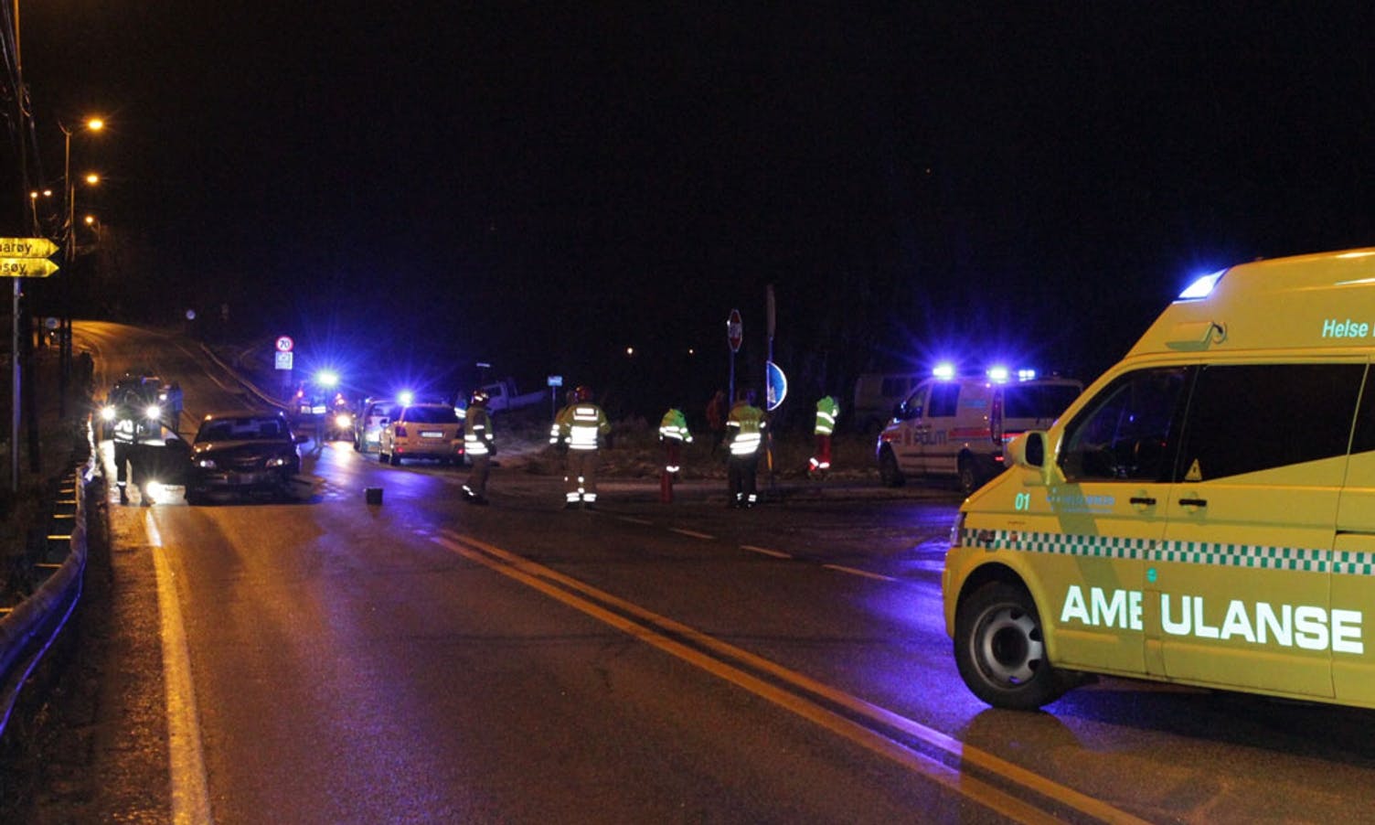 Ambulanse, brannvesen og politi rykte ut i 22.50-tida.  (Foto: Kjetil Vasby Bruarøy)