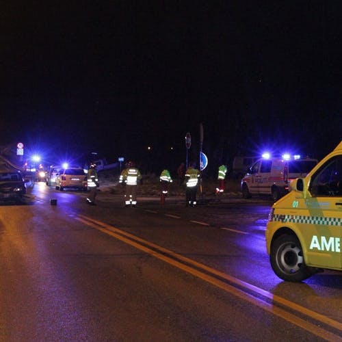 Ambulanse, brannvesen og politi rykte ut i 22.50-tida.  (Foto: Kjetil Vasby Bruarøy)