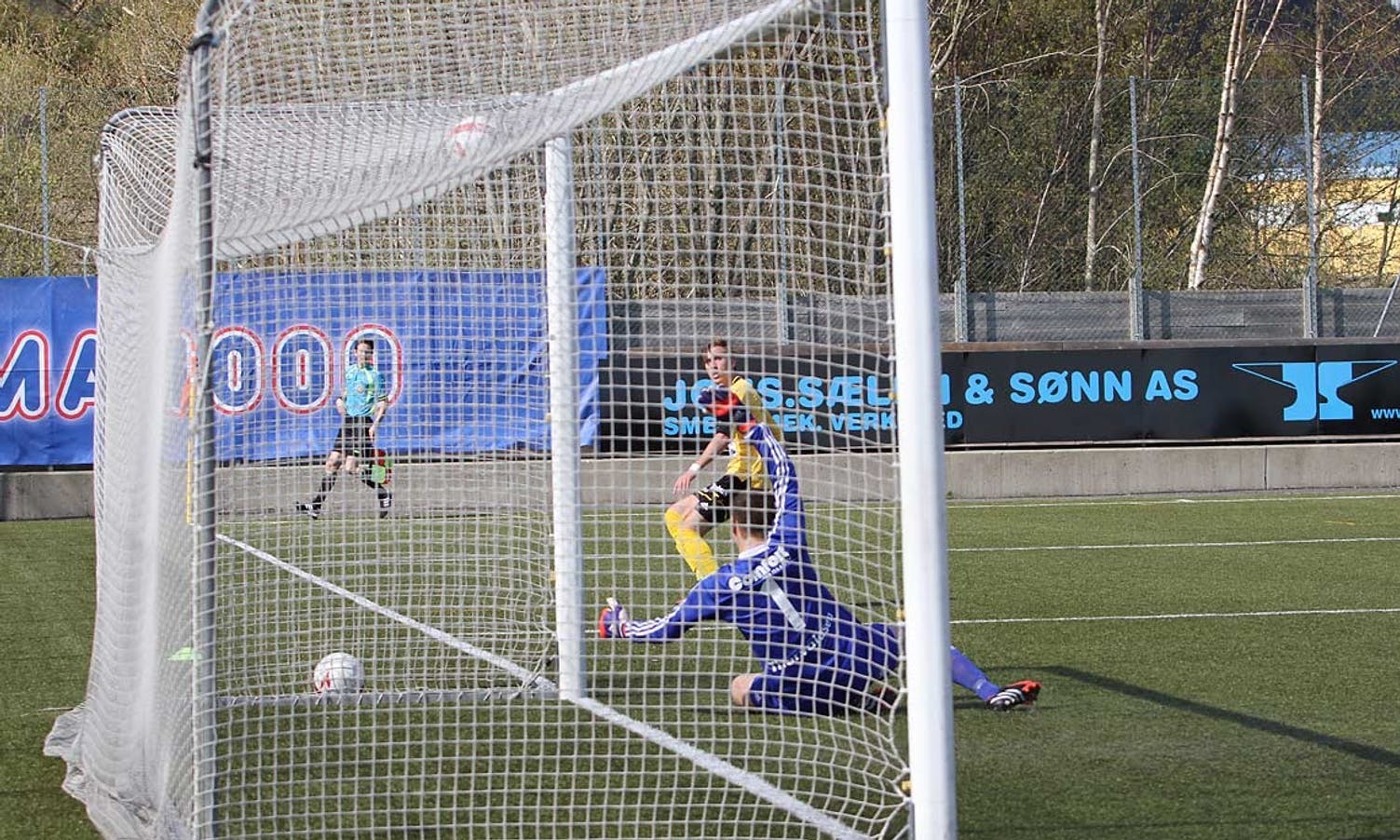 6-0: Sebastian Skåre Tune bankar ballen i nettaket bak Kopervik-keeperen (foto: AH)