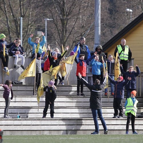 Unge Os-spelarar lagde liv på tribunen - leia av Tore Kleppe. (Foto: KVB)