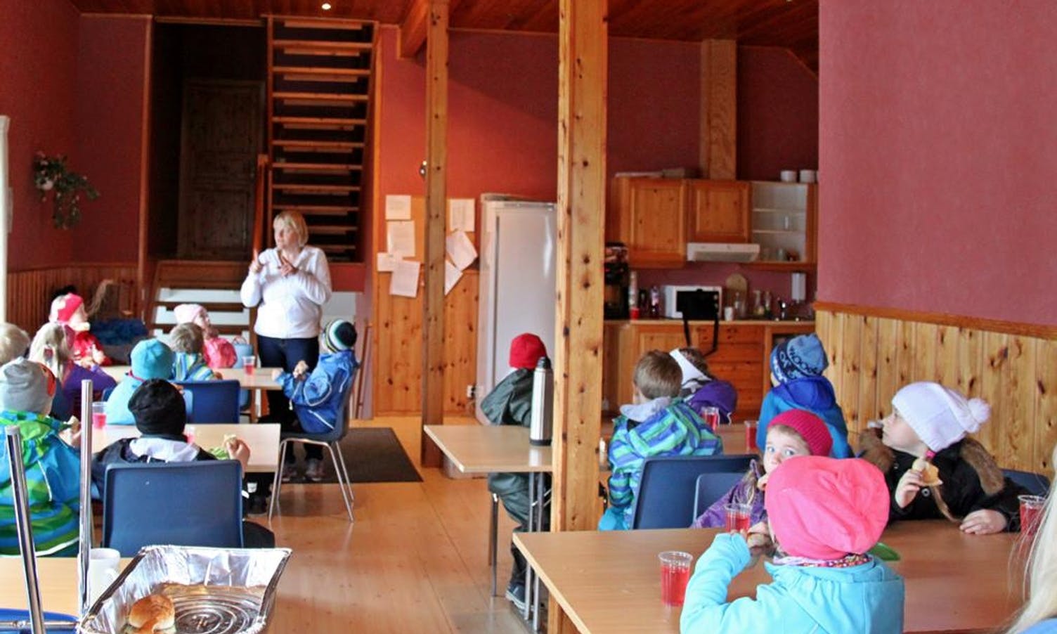 1. klasse følger nøye med når Kristin Vedholm frå Inka forklarer (Foto: KMAL)