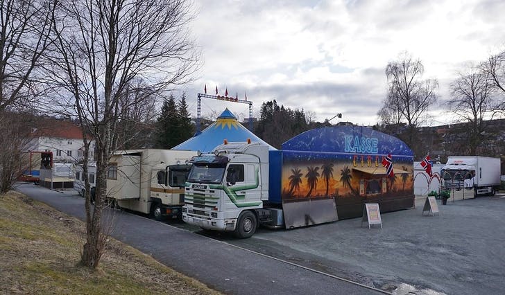 Cirkus Agora er på plass på grusbanen ved Os ungdomsskule. (Foto: Kjetil Vasby Bruarøy)