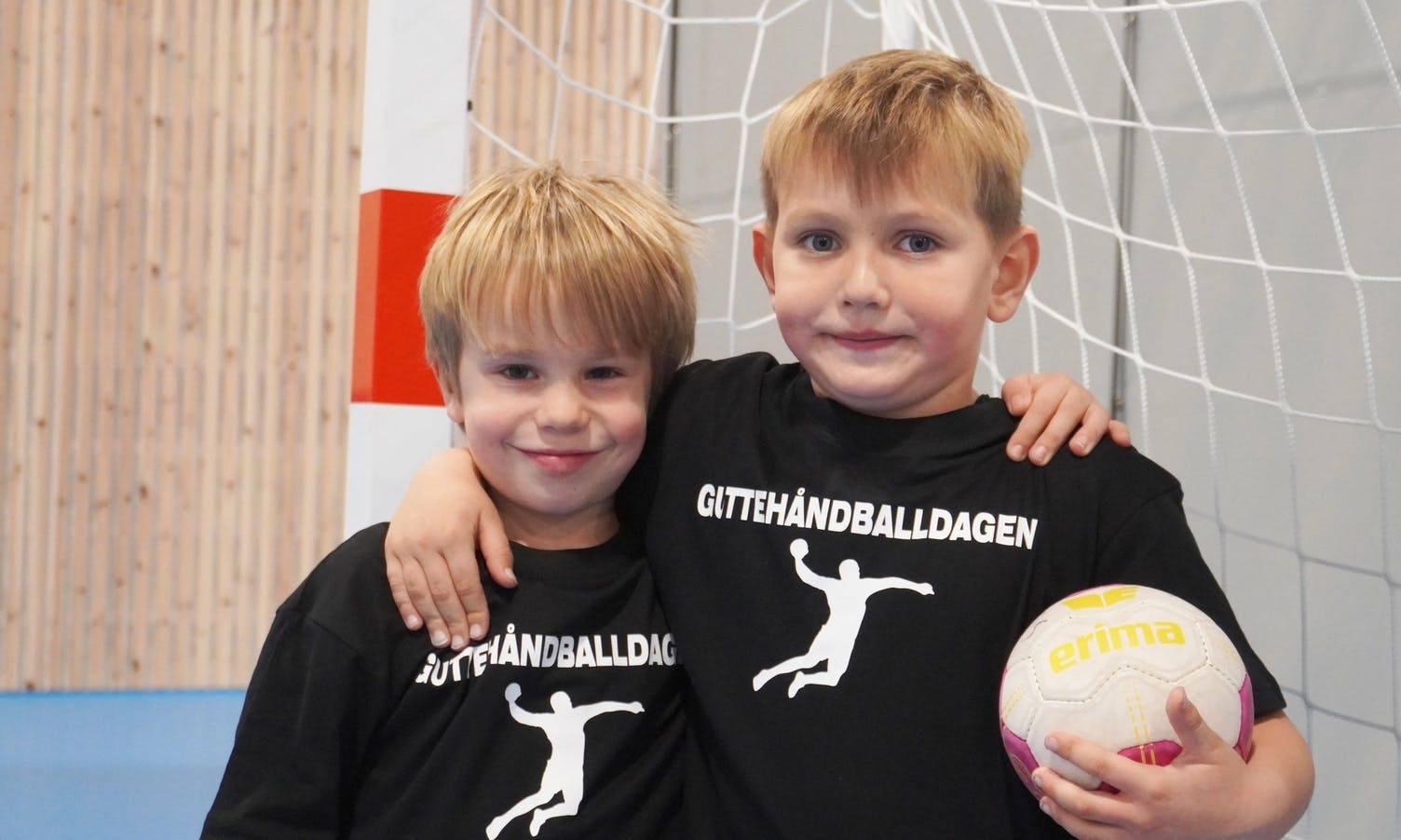 Sjå stor bildeserie: Guttehandballdag i Os idrettshall