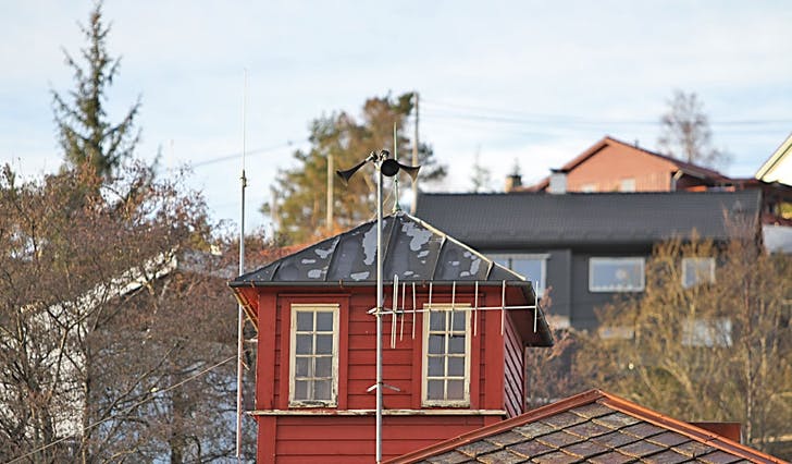 Her sto sireneanlegget før den gamle brannstasjonen blei riven. No står tyfonen på Os ungdomsskule.(Foto: Kjetil Vasby Bruarøy)