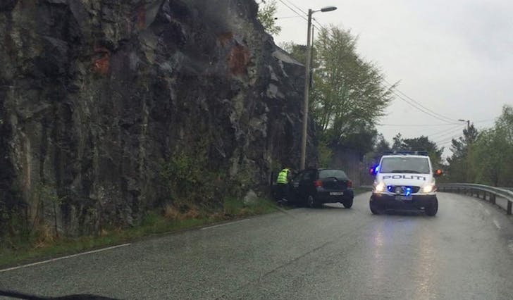 Ein bil kjørte i fjellveggen på Skeie måndag morgon. Det var ingen folk ved bilen då politiet kom fram. (Lesarbilde)