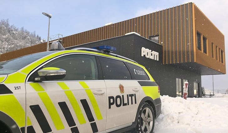 Politistasjonen på Moberg, her med nokre fleire centimeter snø enn i desse dagar. (Arkivfoto: Kjetil Vasby Bruarøy)