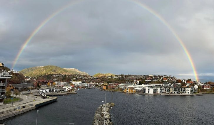 Sett frå Os Sjøfront blei Os sentrum omkrinsa av ein tydeleg regnboge i 15-tida i dag. (Lesarbilde, foto: Oluf Hessen)