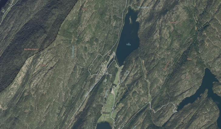 Funnet er gjort i terreng nær Ytste Raudlivatnet (oppe i midten). (Norkart/kommunekart.com)