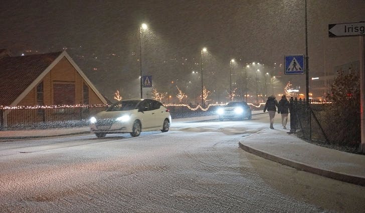 Tett snødrev på Osbrua torsdag kveld. (Foto: Kjetil Vasby Bruarøy)