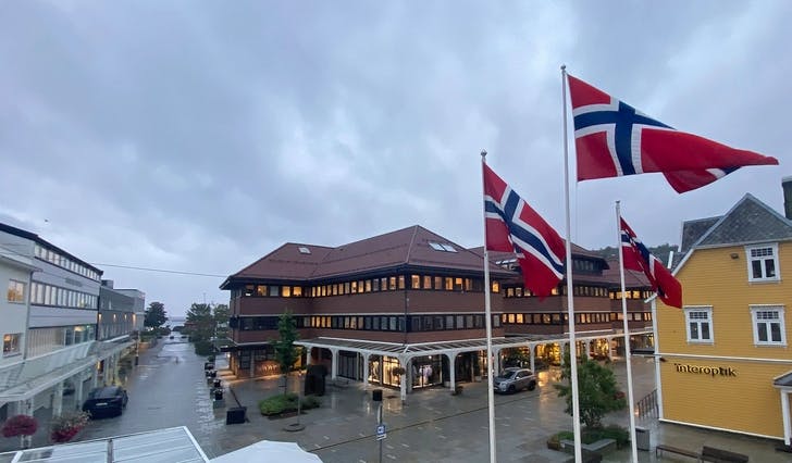 Flagga er heiste på Osøyro i dag. (Foto: Kjetil Vasby Bruarøy)