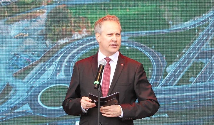 Samferdselsminister Jon-Ivar Nygård, her under åpning av E39 Svegatjørn-Rådal i oktober. (Foto: Eirin Eriksen Horvei))