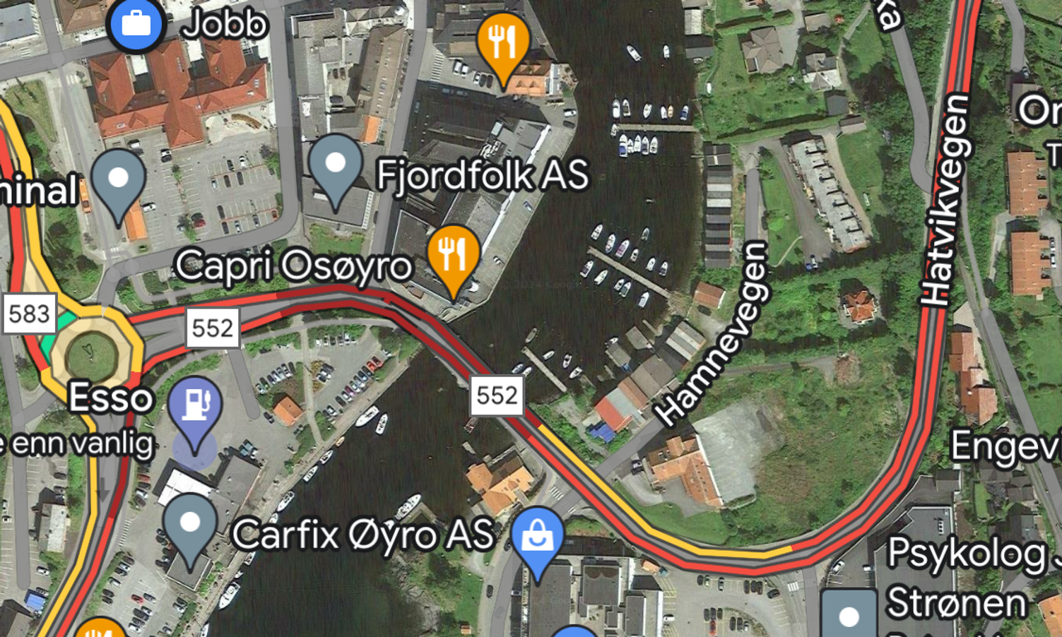 Google Maps si trafikkovervaking viser trafikken står i ro opp bakken fram til kryss Solstrandvegen.  