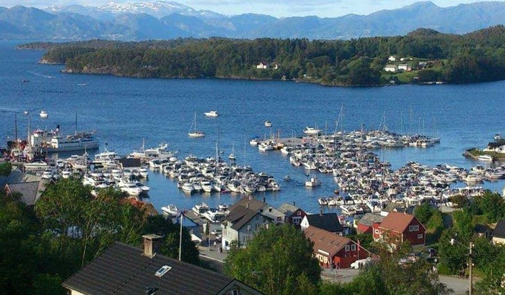 450 til 500 fritidsbåtar var samla på hamna i Våge under Tysnesfest (foto: KV Tor/Sjøforsvaret)