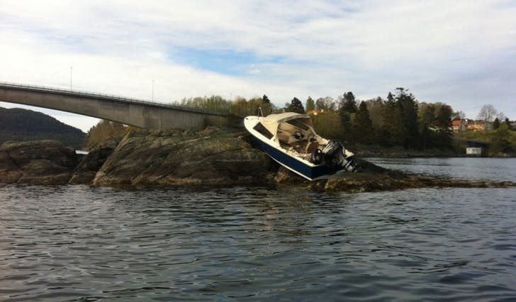 Båten, ein eldre Askeladden på rundt 17 fot, blei tatt av skjeret rundt ein time etter ulykka. (Lesarbilde)