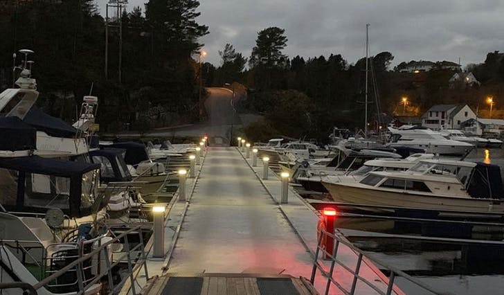 Tre påhengsmotorar skal ha blitt stolne frå båt i Øyane natt til måndag. Alle frå båt fortøydd i brua til Brattholmen. (Foto: privat)