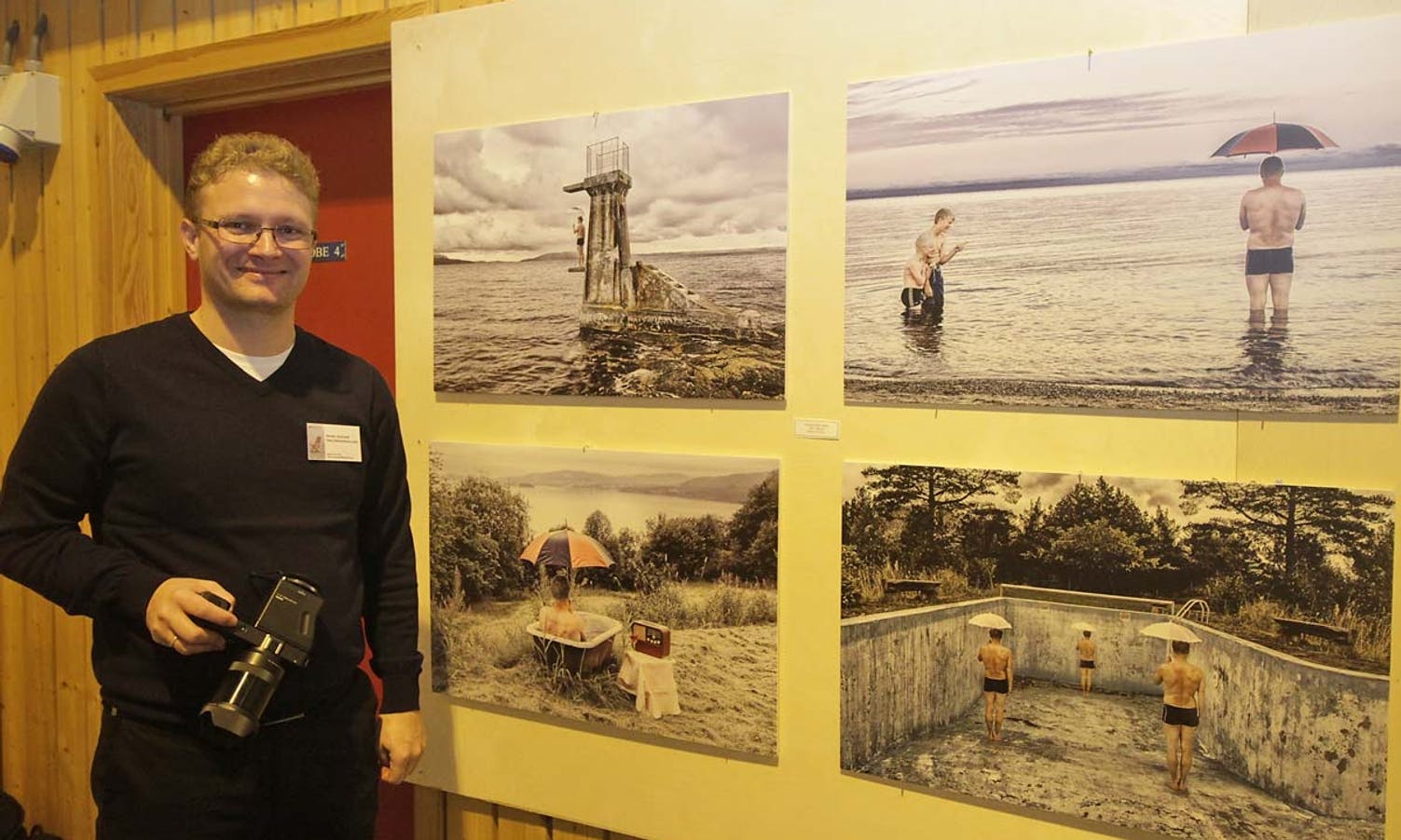 Simen Soltvedt med ein serie sjølvportrett; mannen som er redd vatn (Foto: KVB)