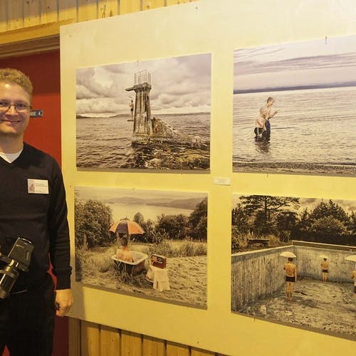 Simen Soltvedt med ein serie sjølvportrett; mannen som er redd vatn (Foto: KVB)