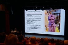 Anders Lekven avslørte Vidar Mæland sitt uferdige arbeid og fleire detaljar om minnesmerket i Oseana i går. (Foto: Kjetil Vasby Bruarøy)