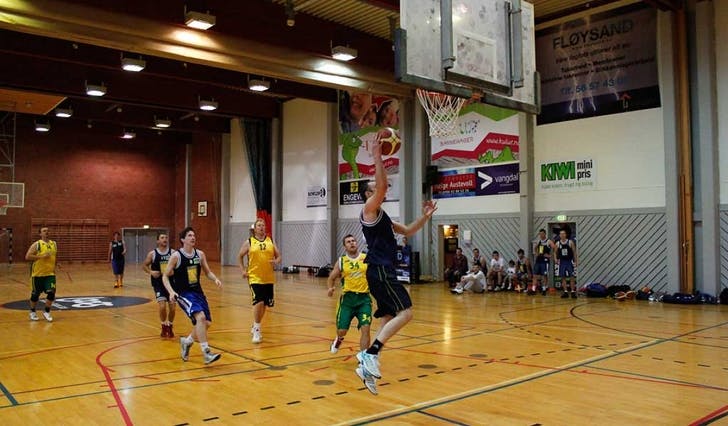 Os basketballklubb (i blått) var suverene då dei banka U Phil sundag (foto: Andris Hamre)