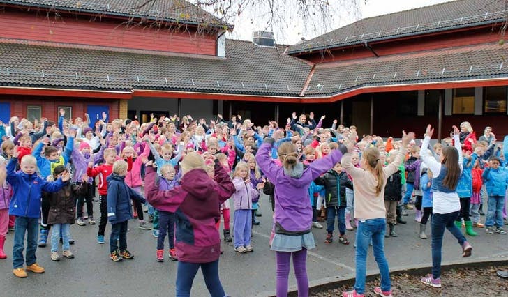 260 elevar på Lunde Barneskule dansa BlimE (foto: Andris Hamre)