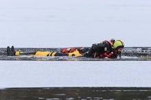 Det knaka godt i isen då Erik Walden gjekk ut for å vera markør i Tøsdalsvatnet. (Foto: Oddmund Lunde)