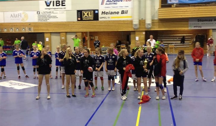 Andrine Fløysand (i midten med ball) blei plukka ut på All-star-laget i J13 (privat foto)