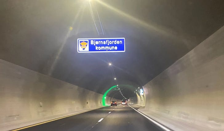 Mannen køyrde gjennom Lyshorntunnelen, og blei stoppa i Hagavik. (Foto: Nicholas Forstrønen Bruarøy)