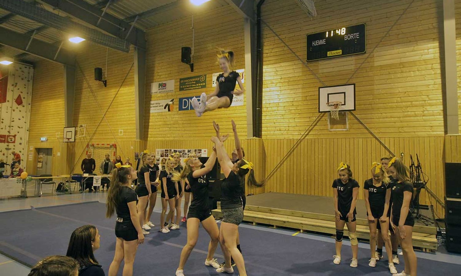OTC med cheerleading. (Foto: KVB)