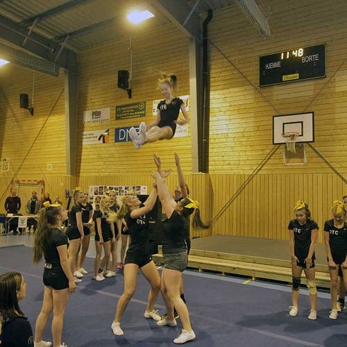 OTC med cheerleading. (Foto: KVB)