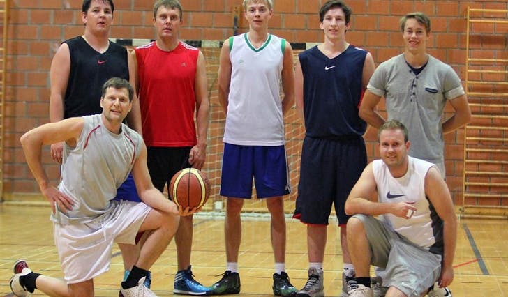 Os Basketballklubb på trening i Oshallen torsdag kveld, to dagar før seriestart på heimebane. Mons Martin Borgen t.h. (Foto: Kjetil Vasby Bruarøy)