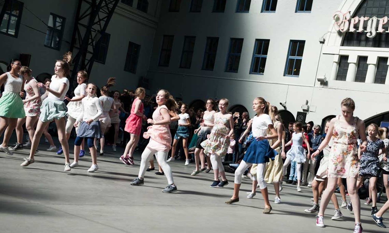 Elevar frå Os kulturskule på Dansens Dager i Bergen laurdag. (Foto: Wim Hetland)