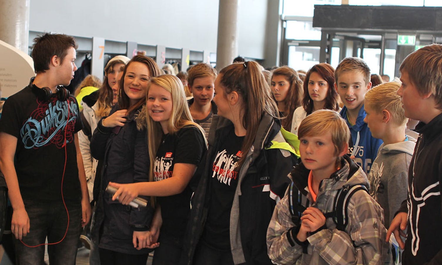 Elevar frå alle ungdomsskulane i Os vandra inn dørene i Oseana i går. (Foto: KVB)
