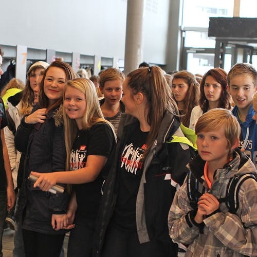 Elevar frå alle ungdomsskulane i Os vandra inn dørene i Oseana i går. (Foto: KVB)