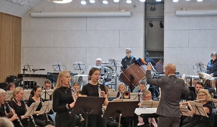 Os Musikkforening, her i Tunet i januar, der fleire unge solistar fekk skina. (Foto: Kjetil Osablod Grønvigh)