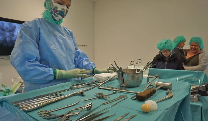 Open dag 22. september: Gjestane fekk òg sleppa inn på ei av operasjonsstovene ved Kysthospitalet. (Foto: Kjetil Vasby Bruarøy)
