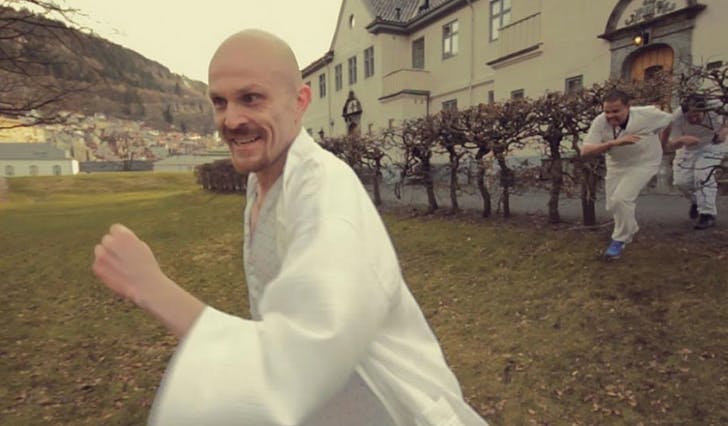 Håvard Henriksen (t.v.) i Fjorden Baby sin musikkvideo i fjor. Laurdag står han på Irish Cat. (Skjermskudd frå musikkvideoen, foto:&nbsp;Leander Håvik)
