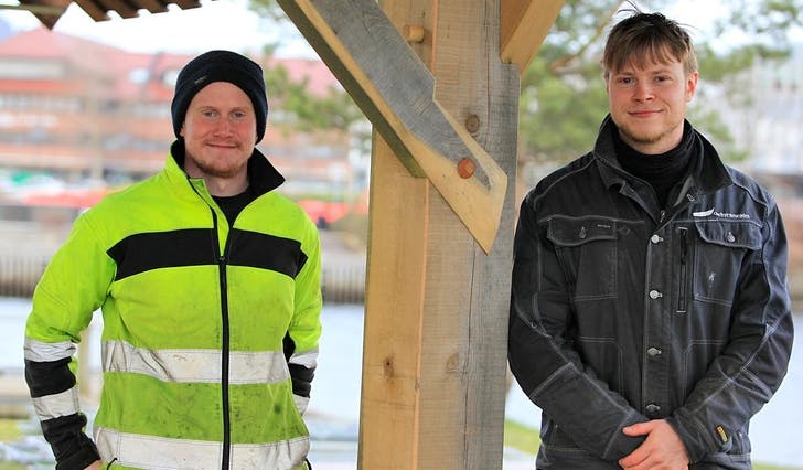 Båtbyggar Stig og lærling Fredrik har reist sitt første grindbygg. (Foto: Kjetil Vasby Bruarøy)