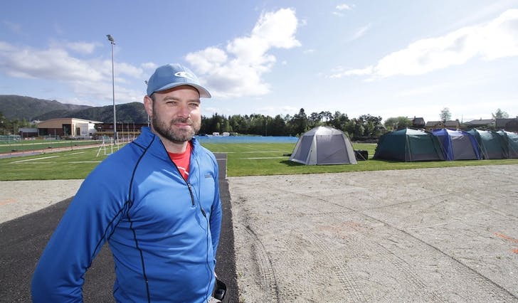 Simon Noel held på å rigga tre banar på nye Os Idrettspark. Klokka 18 fredag ettermiddag startar stemnet. (Foto: Kjetil Vasby Bruarøy)