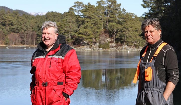 Eigarane Arne Halhjem (t.v.) og Kåre Johannes Lunde har i snitt vore éin gong i veka på anlegget på Innerøya etter at dei i 2010 overtok. (Foto: Kjetil Vasby Bruarøy)