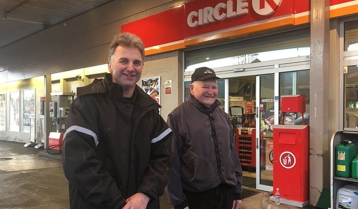 Nils Øyvind og Henrik Eidsvik liker dei nye Circle K-skilta. I mars, 60 år etter at Henrik opna stasjonen, blir det feiring. (Foto: KVB)